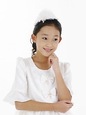 포토 JPG 스튜디오촬영 드레스 원피스 여자 초등학생 어린이 포즈 실내 표정 한명 누끼 사람 동양인 소녀 근접촬영 상반신 세로 한국인 흰색 여자만 여자한명만 어린이만 소녀만 소녀한명만 국내포토 1 학생 옷 뷰포인트 컬러 인종 내부 파일형식