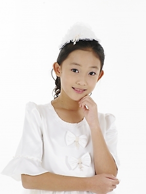 포토 JPG 스튜디오촬영 드레스 원피스 여자 초등학생 어린이 포즈 실내 표정 한명 누끼 사람 동양인 소녀 상반신 세로 한국인 흰색 여자만 여자한명만 어린이만 소녀만 소녀한명만 국내포토 1 학생 옷 컬러 인종 내부 파일형식