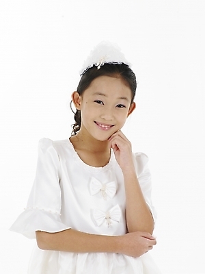 포토 JPG 스튜디오촬영 드레스 원피스 여자 초등학생 어린이 포즈 실내 표정 한명 누끼 사람 동양인 소녀 근접촬영 상반신 세로 한국인 흰색 여자만 여자한명만 어린이만 소녀만 소녀한명만 국내포토 1 학생 옷 뷰포인트 컬러 인종 내부 파일형식