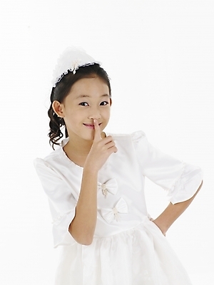 포토 JPG 스튜디오촬영 드레스 원피스 여자 초등학생 어린이 포즈 실내 표정 한명 누끼 사람 동양인 손짓 소녀 상반신 세로 한국인 흰색 쉿 여자만 여자한명만 어린이만 소녀만 소녀한명만 국내포토 1 학생 옷 컬러 모션 인종 내부 조용 파일형식