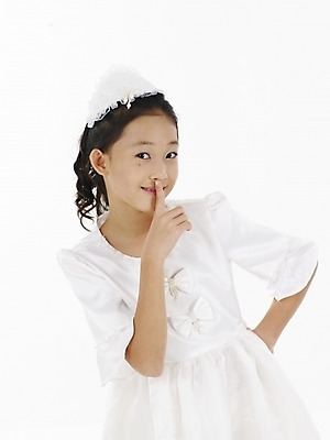 포토 JPG 스튜디오촬영 드레스 원피스 여자 초등학생 어린이 포즈 실내 표정 한명 누끼 사람 동양인 손짓 소녀 근접촬영 상반신 세로 한국인 흰색 쉿 여자만 여자한명만 어린이만 소녀만 소녀한명만 국내포토 1 학생 옷 뷰포인트 컬러 모션 인종 내부 조용 파일형식