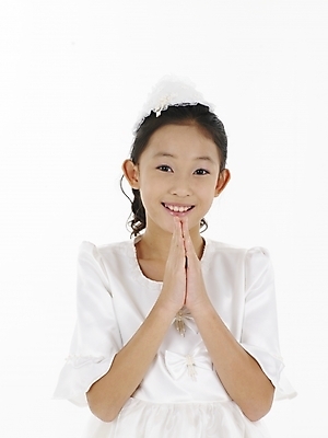 포토 JPG 스튜디오촬영 드레스 원피스 여자 초등학생 어린이 포즈 실내 표정 한명 미소 누끼 사람 동양인 소녀 상반신 세로 한국인 흰색 기도 여자만 여자한명만 어린이만 소녀만 소녀한명만 국내포토 1 학생 옷 컬러 인종 내부 파일형식