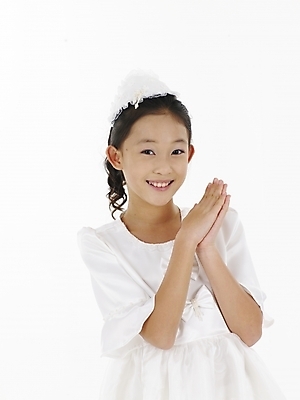 포토 JPG 스튜디오촬영 드레스 원피스 여자 초등학생 어린이 포즈 실내 표정 한명 미소 누끼 사람 동양인 소녀 근접촬영 상반신 세로 한국인 흰색 여자만 여자한명만 어린이만 소녀만 소녀한명만 국내포토 1 학생 옷 뷰포인트 컬러 인종 내부 파일형식