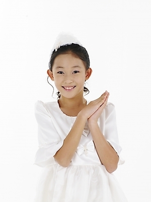 포토 JPG 스튜디오촬영 드레스 원피스 여자 초등학생 어린이 포즈 실내 표정 한명 미소 누끼 사람 동양인 소녀 상반신 세로 한국인 흰색 여자만 여자한명만 어린이만 소녀만 소녀한명만 국내포토 1 학생 옷 컬러 인종 내부 파일형식