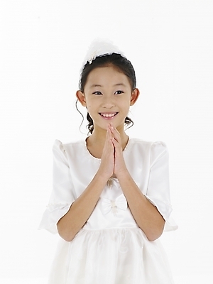 포토 JPG 스튜디오촬영 드레스 원피스 여자 초등학생 어린이 포즈 실내 표정 한명 미소 누끼 사람 동양인 소녀 상반신 세로 한국인 흰색 마술봉 여자만 여자한명만 어린이만 소녀만 소녀한명만 국내포토 1 학생 옷 컬러 인종 내부 마술도구 파일형식