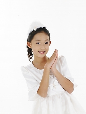 포토 JPG 스튜디오촬영 드레스 원피스 여자 초등학생 어린이 포즈 실내 표정 한명 누끼 사람 동양인 소녀 상반신 세로 한국인 흰색 여자만 여자한명만 어린이만 소녀만 소녀한명만 국내포토 1 학생 옷 컬러 인종 내부 파일형식