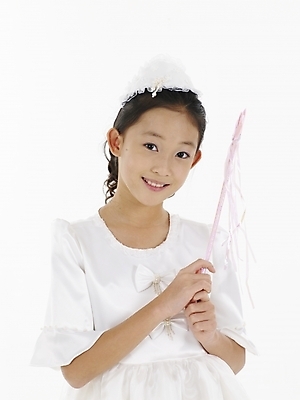 포토 JPG 스튜디오촬영 드레스 원피스 여자 초등학생 어린이 포즈 실내 표정 한명 누끼 사람 동양인 소녀 이벤트 근접촬영 상반신 세로 한국인 흰색 마술봉 매직봉 여자만 여자한명만 어린이만 소녀만 소녀한명만 국내포토 1 학생 옷 뷰포인트 컬러 인종 내부 마술도구 파일형식