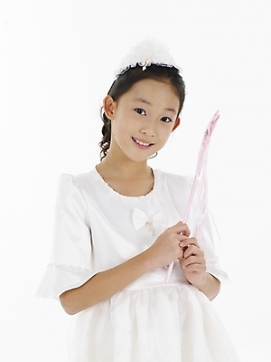 포토 JPG 스튜디오촬영 드레스 원피스 여자 초등학생 어린이 포즈 실내 표정 한명 누끼 사람 동양인 소녀 상반신 세로 한국인 흰색 마술봉 매직봉 여자만 여자한명만 어린이만 소녀만 소녀한명만 국내포토 1 학생 옷 컬러 인종 내부 마술도구 파일형식