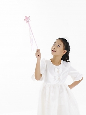 포토 JPG 스튜디오촬영 드레스 원피스 여자 초등학생 어린이 포즈 실내 표정 한명 누끼 사람 동양인 소녀 상반신 세로 한국인 흰색 마술봉 매직봉 여자만 여자한명만 어린이만 소녀만 소녀한명만 국내포토 1 학생 옷 컬러 인종 내부 마술도구 파일형식