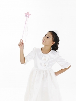 포토 JPG 스튜디오촬영 드레스 원피스 여자 초등학생 어린이 포즈 실내 표정 한명 누끼 사람 동양인 소녀 이벤트 상반신 세로 한국인 흰색 마술봉 매직봉 여자만 여자한명만 어린이만 소녀만 소녀한명만 국내포토 1 학생 옷 컬러 인종 내부 마술도구 파일형식