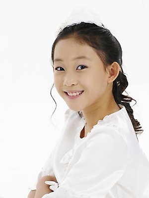 포토 JPG 스튜디오촬영 드레스 원피스 여자 초등학생 어린이 포즈 실내 표정 한명 사람 동양인 소녀 상반신 세로 한국인 흰색 여자만 여자한명만 어린이만 소녀만 소녀한명만 국내포토 1 학생 옷 컬러 인종 내부 파일형식