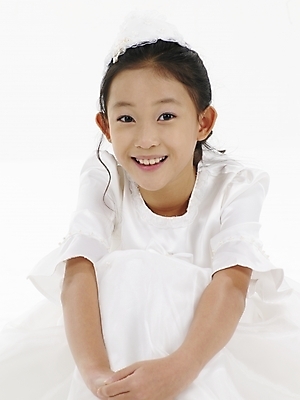 포토 JPG 스튜디오촬영 드레스 원피스 여자 초등학생 어린이 포즈 실내 표정 한명 사람 동양인 소녀 상반신 세로 한국인 흰색 여자만 여자한명만 어린이만 소녀만 소녀한명만 국내포토 1 학생 옷 컬러 인종 내부 파일형식