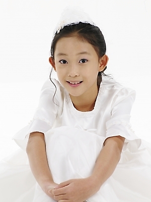 포토 JPG 스튜디오촬영 드레스 원피스 여자 초등학생 어린이 포즈 실내 표정 한명 사람 동양인 소녀 근접촬영 상반신 세로 한국인 흰색 여자만 여자한명만 어린이만 소녀만 소녀한명만 국내포토 1 학생 옷 뷰포인트 컬러 인종 내부 파일형식