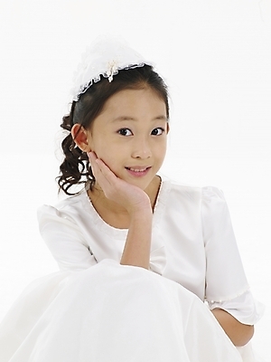 포토 JPG 스튜디오촬영 드레스 원피스 여자 초등학생 어린이 포즈 실내 표정 한명 사람 동양인 소녀 상반신 세로 턱괴기 한국인 흰색 여자만 여자한명만 어린이만 소녀만 소녀한명만 국내포토 1 학생 옷 컬러 모션 인종 내부 파일형식