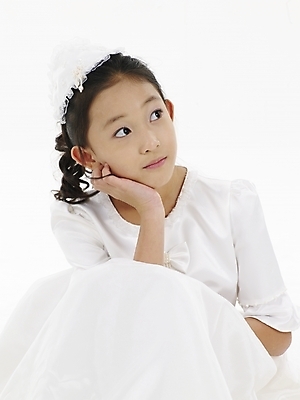 포토 JPG 스튜디오촬영 드레스 원피스 여자 초등학생 어린이 포즈 실내 표정 한명 사람 동양인 소녀 상반신 세로 턱괴기 한국인 흰색 여자만 여자한명만 어린이만 소녀만 소녀한명만 국내포토 1 학생 옷 컬러 모션 인종 내부 파일형식