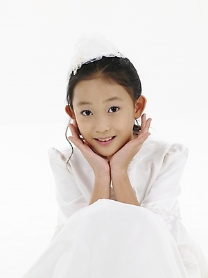 포토 JPG 스튜디오촬영 드레스 원피스 여자 초등학생 어린이 포즈 실내 표정 한명 사람 동양인 소녀 상반신 세로 한국인 흰색 여자만 여자한명만 어린이만 소녀만 소녀한명만 국내포토 1 학생 옷 컬러 인종 내부 파일형식