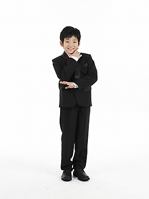 포토 JPG 스튜디오촬영 전신 남자 초등학생 어린이 포즈 나비넥타이 실내 표정 한명 누끼 사람 동양인 정장 소년 세로 한국인 남자만 남자한명만 어린이만 소년만 소년한명만 국내포토 1 학생 옷 넥타이 인종 내부 파일형식