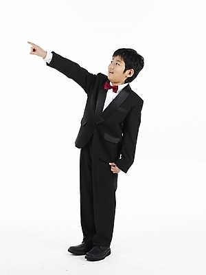 포토 JPG 스튜디오촬영 전신 남자 초등학생 어린이 포즈 나비넥타이 실내 표정 한명 누끼 사람 동양인 정장 손짓 소년 세로 한국인 남자만 남자한명만 어린이만 소년만 소년한명만 국내포토 1 학생 옷 모션 넥타이 인종 내부 파일형식