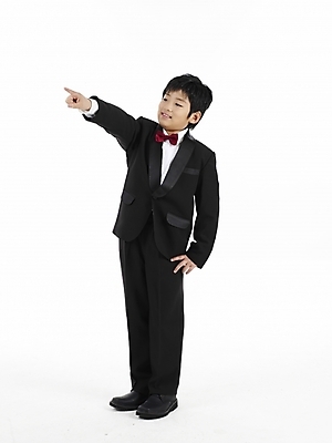 포토 JPG 스튜디오촬영 전신 남자 초등학생 어린이 포즈 나비넥타이 실내 표정 한명 누끼 사람 동양인 정장 손짓 소년 세로 한국인 남자만 남자한명만 어린이만 소년만 소년한명만 국내포토 1 학생 옷 모션 넥타이 인종 내부 파일형식
