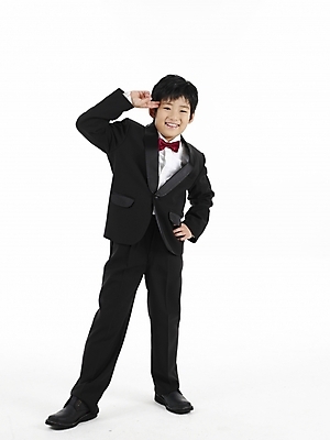 포토 JPG 스튜디오촬영 전신 남자 초등학생 어린이 포즈 나비넥타이 실내 표정 한명 누끼 사람 동양인 정장 소년 세로 한국인 남자만 남자한명만 어린이만 소년만 소년한명만 국내포토 1 학생 옷 넥타이 인종 내부 파일형식
