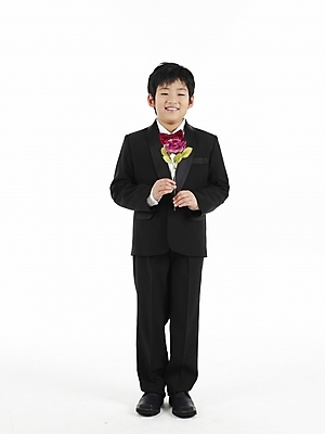 포토 JPG 스튜디오촬영 전신 남자 꽃 초등학생 어린이 포즈 한송이 나비넥타이 실내 표정 한명 누끼 사람 동양인 정장 소년 세로 장미 한국인 남자만 남자한명만 어린이만 소년만 소년한명만 국내포토 식물 1 학생 옷 넥타이 인종 내부 송이 파일형식