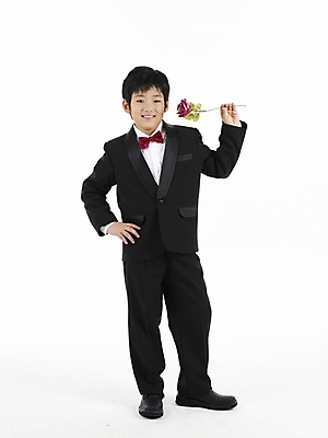 포토 JPG 스튜디오촬영 전신 남자 꽃 초등학생 어린이 포즈 한송이 나비넥타이 실내 표정 한명 누끼 사람 동양인 정장 소년 세로 장미 한국인 남자만 남자한명만 어린이만 소년만 소년한명만 국내포토 식물 1 학생 옷 넥타이 인종 내부 송이 파일형식