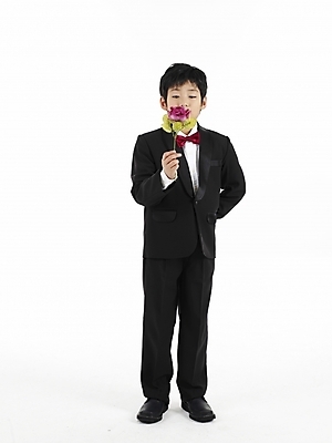 포토 JPG 스튜디오촬영 전신 남자 꽃 초등학생 어린이 포즈 한송이 나비넥타이 실내 표정 한명 누끼 사람 동양인 정장 소년 세로 장미 한국인 남자만 남자한명만 어린이만 소년만 소년한명만 국내포토 식물 1 학생 옷 넥타이 인종 내부 송이 파일형식