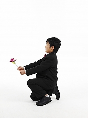포토 JPG 스튜디오촬영 전신 남자 꽃 초등학생 어린이 포즈 프로포즈 한송이 나비넥타이 실내 표정 한명 누끼 사람 동양인 정장 손짓 소년 세로 장미 한국인 남자만 남자한명만 어린이만 소년만 소년한명만 국내포토 식물 1 학생 옷 모션 넥타이 인종 내부 송이 파일형식