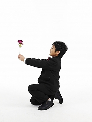포토 JPG 스튜디오촬영 전신 남자 꽃 초등학생 어린이 포즈 프로포즈 한송이 나비넥타이 실내 표정 한명 누끼 사람 동양인 정장 소년 세로 장미 한국인 남자만 남자한명만 어린이만 소년만 소년한명만 국내포토 식물 1 학생 옷 넥타이 인종 내부 송이 파일형식