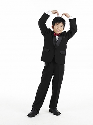 포토 JPG 스튜디오촬영 전신 남자 초등학생 어린이 포즈 나비넥타이 실내 표정 한명 누끼 사람 동양인 정장 소년 세로 한국인 손하트 남자만 남자한명만 어린이만 소년만 소년한명만 국내포토 1 학생 옷 넥타이 인종 손짓 내부 파일형식