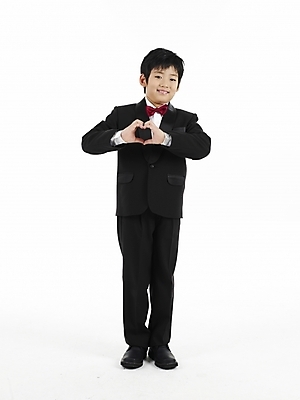 포토 JPG 스튜디오촬영 전신 남자 초등학생 어린이 포즈 나비넥타이 실내 표정 한명 누끼 사람 동양인 정장 소년 세로 한국인 손하트 남자만 남자한명만 어린이만 소년만 소년한명만 국내포토 1 학생 옷 넥타이 인종 손짓 내부 파일형식