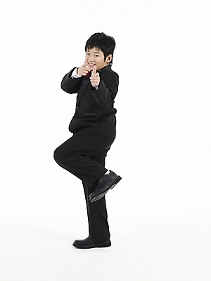 포토 JPG 스튜디오촬영 전신 남자 초등학생 어린이 포즈 나비넥타이 실내 표정 한명 누끼 사람 동양인 정장 소년 세로 한국인 춤 남자만 남자한명만 어린이만 소년만 소년한명만 국내포토 1 학생 옷 넥타이 문화예술 인종 내부 파일형식