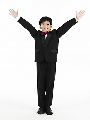 포토 JPG 스튜디오촬영 전신 남자 초등학생 어린이 포즈 나비넥타이 실내 표정 한명 누끼 사람 동양인 정장 소년 세로 만세 한국인 남자만 남자한명만 어린이만 소년만 소년한명만 국내포토 1 학생 옷 모션 넥타이 인종 내부 파일형식