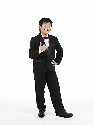포토 JPG 스튜디오촬영 전신 남자 초등학생 어린이 포즈 나비넥타이 실내 표정 한명 미소 웃음 누끼 사람 동양인 정장 소년 세로 한국인 남자만 남자한명만 어린이만 소년만 소년한명만 국내포토 1 학생 옷 넥타이 인종 내부 파일형식