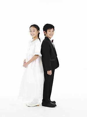 포토 JPG 스튜디오촬영 전신 드레스 여자 남자 초등학생 어린이 웨딩드레스 포즈 결혼 나비넥타이 실내 표정 누끼 사람 동양인 정장 소녀 소년 두명 세로 한국인 어린이만 국내포토 학생 옷 넥타이 인종 이벤트 내부 파일형식