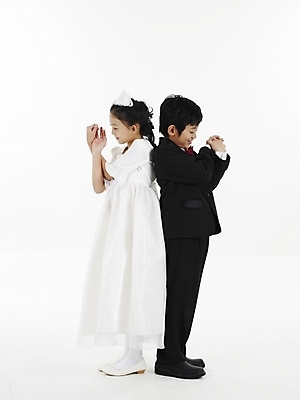 포토 JPG 스튜디오촬영 전신 드레스 여자 남자 초등학생 어린이 웨딩드레스 포즈 결혼 나비넥타이 실내 표정 누끼 사람 동양인 정장 소녀 소년 두명 세로 한국인 가위바위보 어린이만 국내포토 학생 옷 놀이 넥타이 인종 이벤트 내부 파일형식