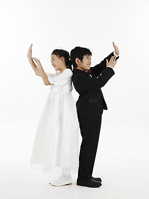 포토 JPG 스튜디오촬영 전신 드레스 여자 남자 초등학생 어린이 웨딩드레스 포즈 결혼 나비넥타이 실내 표정 누끼 사람 동양인 정장 소녀 소년 두명 세로 한국인 가위바위보 어린이만 국내포토 학생 옷 놀이 넥타이 인종 이벤트 내부 파일형식