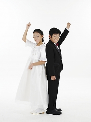 포토 JPG 스튜디오촬영 전신 드레스 여자 남자 초등학생 어린이 웨딩드레스 포즈 결혼 나비넥타이 실내 표정 누끼 사람 동양인 정장 소녀 소년 두명 세로 한국인 가위바위보 어린이만 국내포토 학생 옷 놀이 넥타이 인종 이벤트 내부 파일형식
