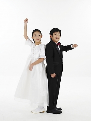포토 JPG 스튜디오촬영 전신 드레스 원피스 여자 남자 초등학생 어린이 웨딩드레스 포즈 결혼 나비넥타이 실내 표정 누끼 사람 동양인 정장 소녀 소년 두명 세로 치마 한국인 가위바위보 어린이만 국내포토 학생 옷 놀이 하의 넥타이 인종 이벤트 내부 파일형식