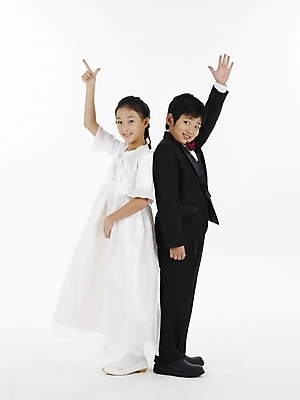 포토 JPG 스튜디오촬영 전신 드레스 원피스 여자 남자 초등학생 어린이 웨딩드레스 포즈 결혼 나비넥타이 실내 표정 누끼 사람 동양인 정장 소녀 소년 두명 세로 치마 한국인 가위바위보 어린이만 국내포토 학생 옷 놀이 하의 넥타이 인종 이벤트 내부 파일형식