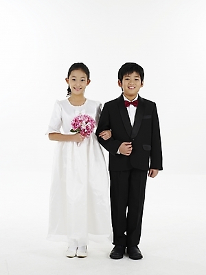 포토 JPG 스튜디오촬영 전신 드레스 여자 남자 초등학생 어린이 부케 웨딩드레스 포즈 결혼 나비넥타이 실내 표정 누끼 사람 동양인 정장 소녀 소년 두명 세로 한국인 어린이만 국내포토 학생 옷 꽃다발 넥타이 인종 이벤트 내부 파일형식