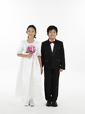 포토 JPG 스튜디오촬영 전신 드레스 여자 남자 초등학생 어린이 부케 웨딩드레스 포즈 결혼 나비넥타이 실내 표정 누끼 사람 동양인 정장 소녀 소년 두명 세로 한국인 어린이만 국내포토 학생 옷 꽃다발 넥타이 인종 이벤트 내부 파일형식