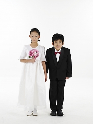 포토 JPG 스튜디오촬영 전신 드레스 여자 남자 초등학생 어린이 부케 웨딩드레스 포즈 결혼 나비넥타이 실내 표정 누끼 사람 동양인 정장 소녀 소년 두명 세로 한국인 어린이만 국내포토 학생 옷 꽃다발 넥타이 인종 이벤트 내부 파일형식