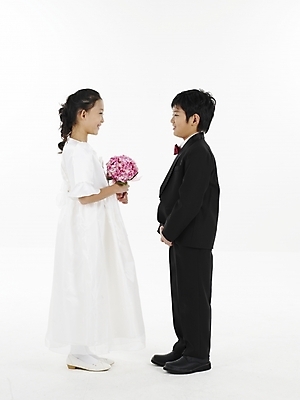 포토 JPG 스튜디오촬영 전신 드레스 여자 남자 초등학생 어린이 부케 웨딩드레스 포즈 결혼 나비넥타이 실내 표정 누끼 사람 동양인 정장 소녀 소년 두명 세로 한국인 어린이만 국내포토 학생 옷 꽃다발 넥타이 인종 이벤트 내부 파일형식