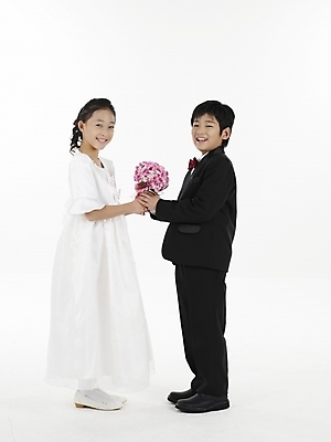 포토 JPG 스튜디오촬영 전신 드레스 여자 남자 초등학생 어린이 부케 웨딩드레스 포즈 결혼 나비넥타이 실내 표정 누끼 사람 동양인 정장 소녀 소년 두명 세로 한국인 어린이만 국내포토 학생 옷 꽃다발 넥타이 인종 이벤트 내부 파일형식