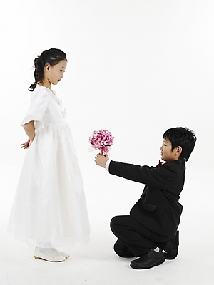 포토 JPG 스튜디오촬영 전신 여자 남자 초등학생 어린이 부케 웨딩드레스 포즈 결혼 프로포즈 나비넥타이 실내 표정 누끼 사람 동양인 정장 소녀 소년 두명 세로 한국인 어린이만 국내포토 학생 드레스 옷 꽃다발 넥타이 인종 이벤트 내부 파일형식