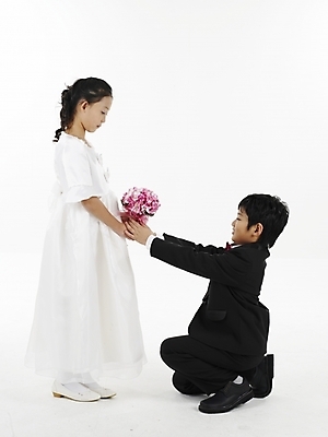 포토 JPG 스튜디오촬영 전신 여자 남자 초등학생 어린이 부케 웨딩드레스 포즈 결혼 프로포즈 나비넥타이 실내 표정 누끼 사람 동양인 정장 소녀 소년 두명 세로 한국인 어린이만 국내포토 학생 드레스 옷 꽃다발 넥타이 인종 이벤트 내부 파일형식