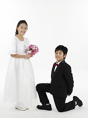 포토 JPG 스튜디오촬영 전신 여자 남자 초등학생 어린이 부케 웨딩드레스 포즈 결혼 프로포즈 나비넥타이 실내 표정 누끼 사람 동양인 정장 소녀 소년 두명 세로 한국인 어린이만 국내포토 학생 드레스 옷 꽃다발 넥타이 인종 이벤트 내부 파일형식