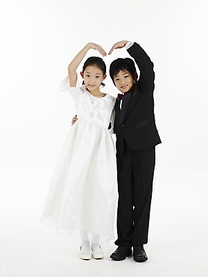 포토 JPG 스튜디오촬영 전신 여자 남자 초등학생 어린이 웨딩드레스 포즈 결혼 나비넥타이 실내 표정 누끼 사람 동양인 정장 소녀 소년 두명 세로 한국인 어린이만 국내포토 학생 드레스 옷 넥타이 인종 이벤트 내부 파일형식