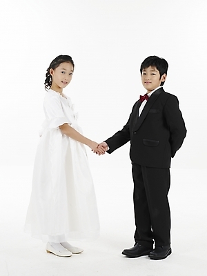 포토 JPG 스튜디오촬영 전신 드레스 여자 남자 초등학생 어린이 웨딩드레스 포즈 결혼 나비넥타이 악수 실내 표정 누끼 사람 동양인 정장 소녀 소년 두명 세로 한국인 어린이만 국내포토 학생 옷 넥타이 인종 손짓 이벤트 내부 파일형식